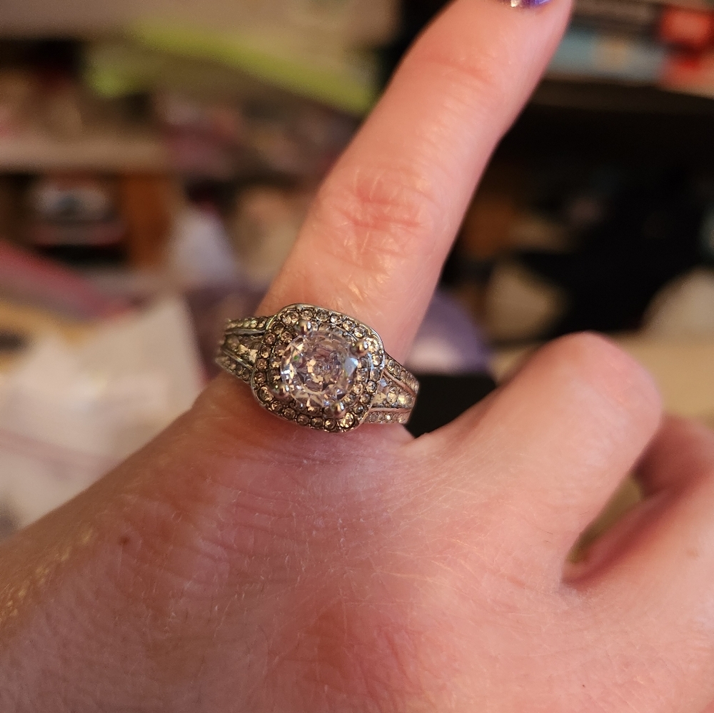 Fashion ring size 8 - Picture 1 of 3